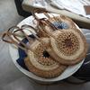 Женская круглая соломенная сумка-тоут, связанная крючком, с кожаным ремешком в качестве акцента, для повседневных путешествий и отпуска
