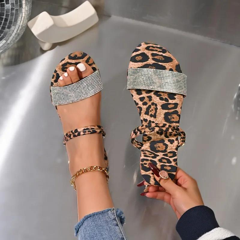 Обувь для женщин с открытым носком, женские тапочки, повседневные тапочки для улицы, женские леопардовые тапочки на плоской подошве с кристально-леопардовым принтом и сандалиями больших размеров для женщин
