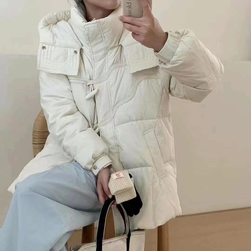 Модная женская куртка-пуховик средней и длинной длины 2024 года, зимняя новая тонкая белая куртка-пуховик с капюшоном и роговой пряжкой