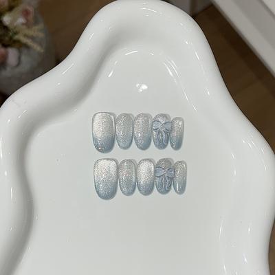 Молочно-голубая девушка в летнем свежем дымчато-голубом градиенте, сверкающие кошачьи глаза, нежный лук, доспехи