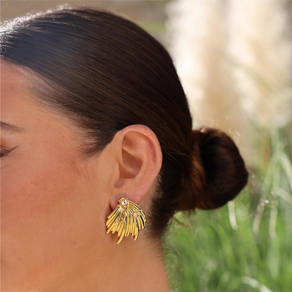 French Retro Pearl Earrings With Heart Shape And Pvd Gold Finish For Female Style Accessory