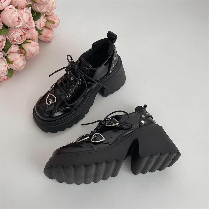 Ретро-рок-обувь для женщин Новые темные панковские кожаные туфли Металлические нишевые туфли на низкой платформе для женщин Женские кожаные туфли