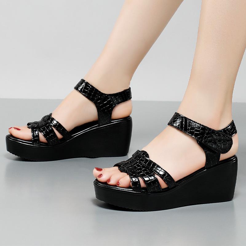 Мода Мода Лакированные туфли Женские сандалии на танкетке на платформе 2024 Лето Открытый носок 6 см Высокий каблук Сандалии Мама Пляжная обувь