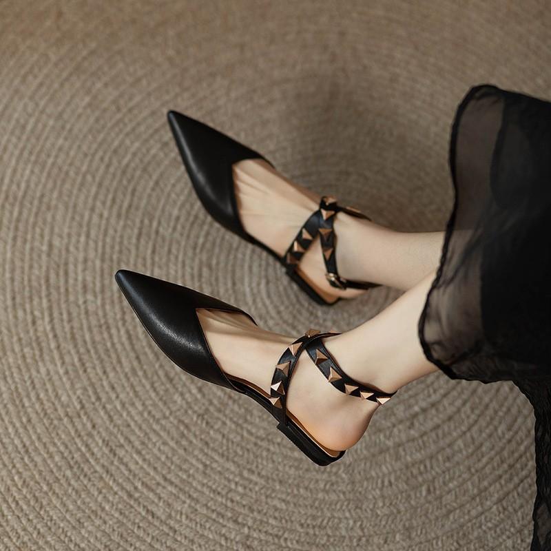 Модные французские темпераментные полуботинки женские сандалии 2024 года лета новые модные универсальные туфли с заклепками и плоской подошвой тренд