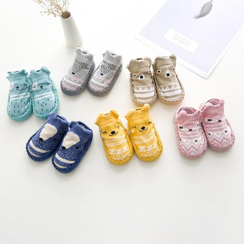 Детские носки с резиновой подошвой в горошек, противоскользящая мягкая подошва, милые носки-тапочки с героями мультфильмов для детей и младенцев