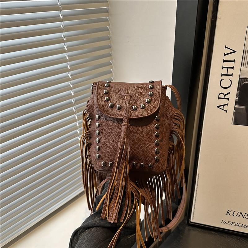 Трендовая модная сумка с бахромой и заклепками, популярный дизайн, женские сумки, новая повседневная универсальная наплечная сумка-мессенджер