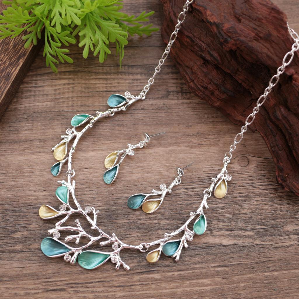 Новый эмалированный геометрический набор серег-пусетов и колье в виде лепестков, преувеличенное женское универсальное колье с цветком