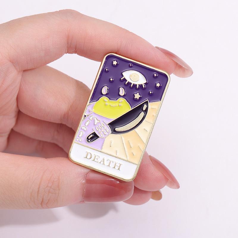 Очаровательный металлический значок с дизайном животного Короля Лягушки, идеально подходящий для модного аксессуара