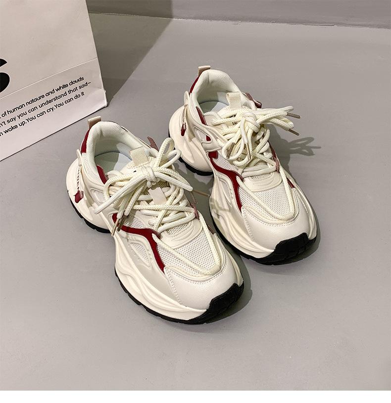 Универсальные спортивные туфли на толстой подошве с нескользящей сеткой в стиле ретро, женские новые летние модели 2025 года, демонстрируют свои ноги и маленькую популярную обувь для пап