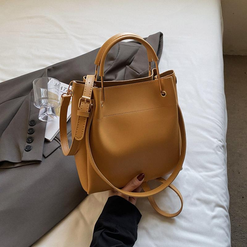 Корейская версия премиальной текстуры повседневная сумка-ведро 2025 весна новая нишевая мода большая вместимость портативная сумка-мессенджер