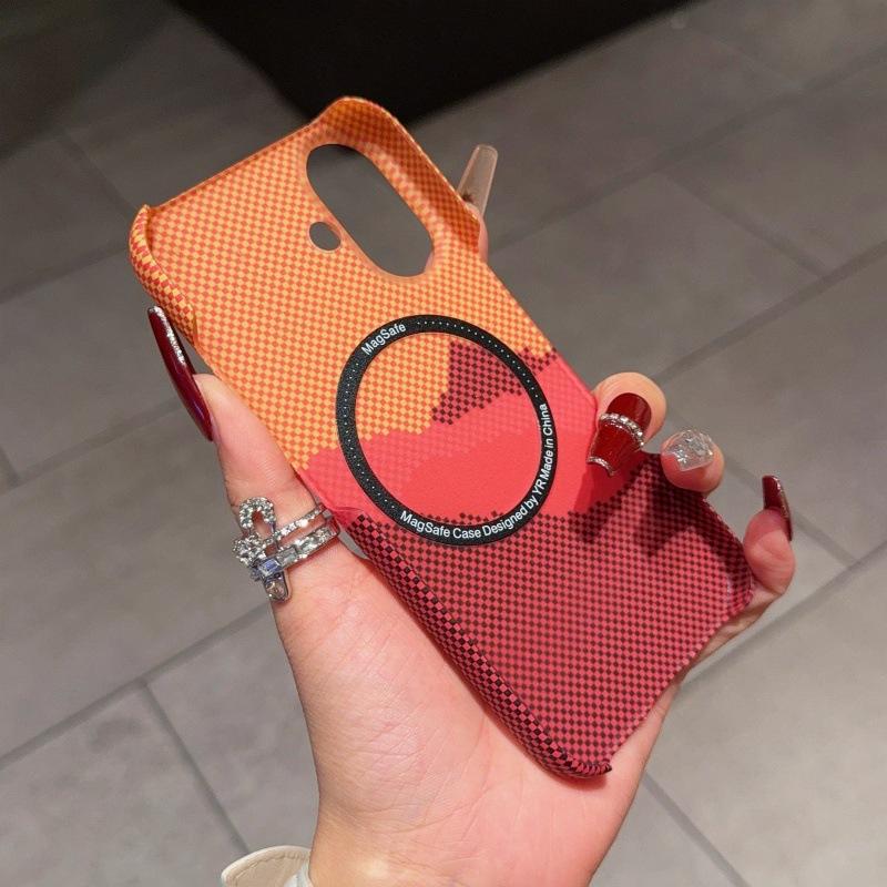 Подходит для чехла для мобильного телефона iPhone16proMax Магнитная текстура углеродного волокна Apple 15 Полузакрытый Ультратонкий 14 Защитный чехол