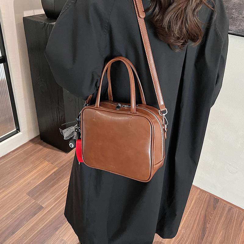 Autumn and Winter New Retro Pillow Bag Women's 2025 Casual Versatile Handbag Personalized Shoulder Messenger Bag Versatile Bag