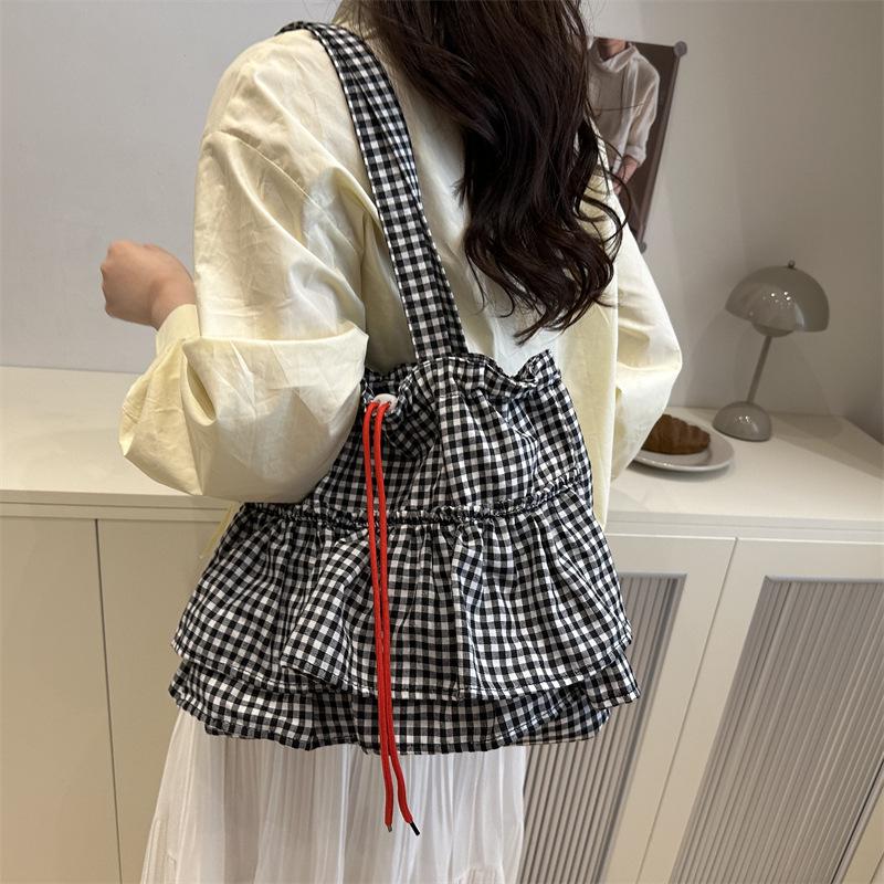 Стильная женская сумка с цветными блоками: Нишевый дизайн, большая вместимость, универсальная повседневная наплечная сумка-тоут.