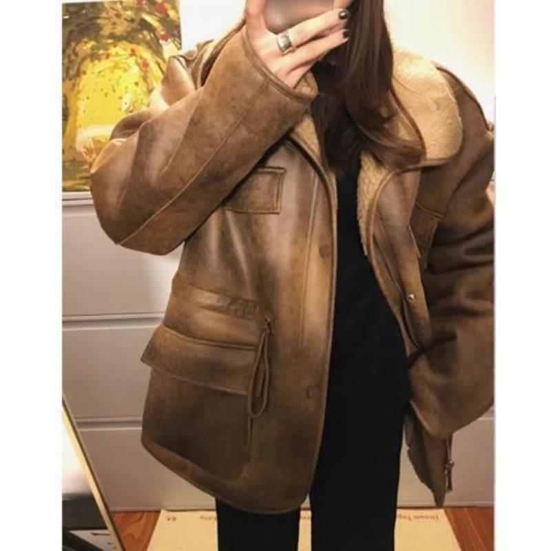 Нося утолщенные пальто с обеих сторон, высокие женщины выглядят в стиле ретро и универсально, свободно и модно, и имеют старый темперамент локомотивной одежды.