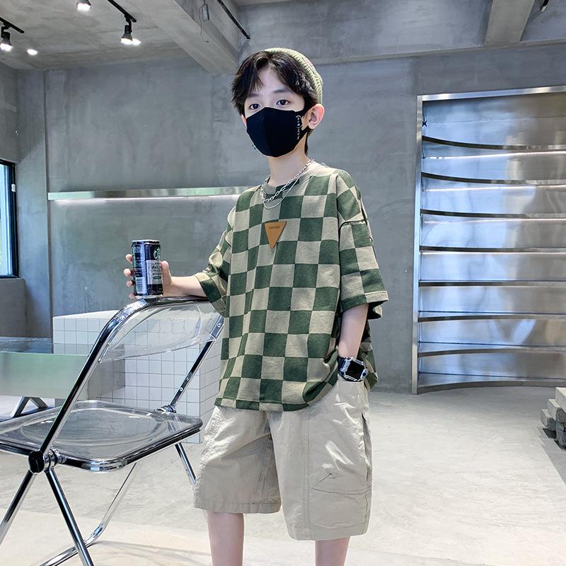 Модные летние костюмы с короткими рукавами для мальчиков 2023 года — стильные, легкие наряды для мальчиков