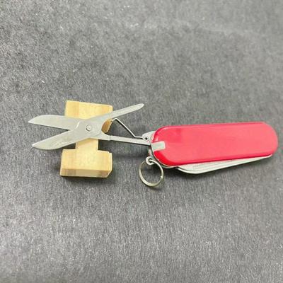 Портативный многофункциональный набор инструментов 3 в 1 для отдыха на природе с брелком для ключей, включающий в себя практичные ножницы, кусачки для ногтей и канцелярский нож.