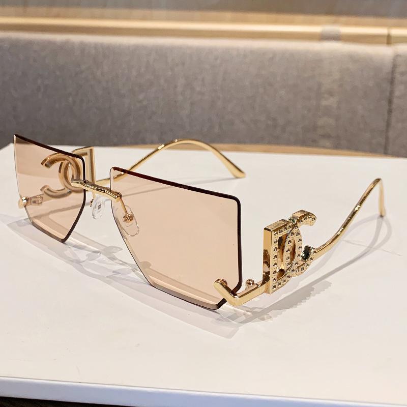 Женские безободковые солнцезащитные очки большого квадратного размера с металлическими дужками с надписью - Стильный и популярный зеркальный дизайн