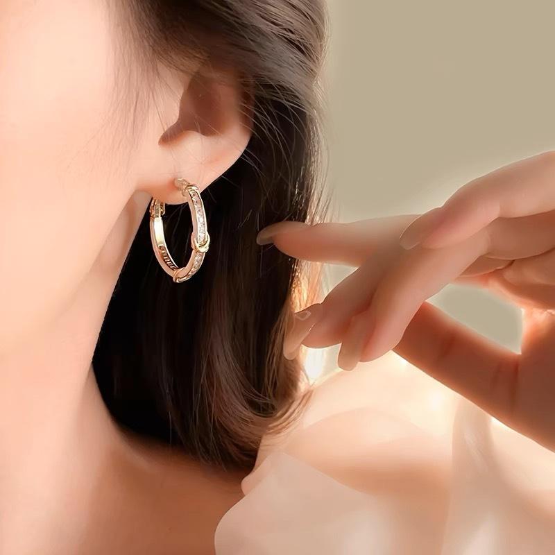 Новые серьги с белым цирконом, французские ретро, легкая роскошь, высококлассные серьги, нишевый темперамент, модные универсальные серьги для женщин