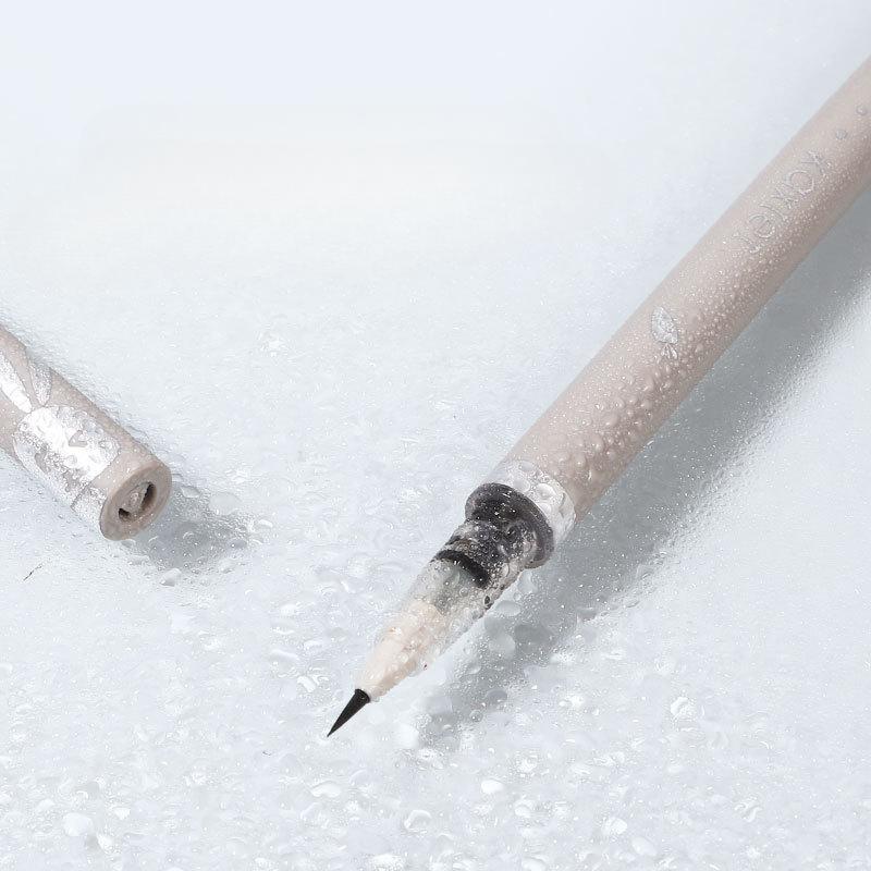 Тонкая и удобная в рисовании жидкая подводка для глаз. Ультратонкий, долговечный и не легко размазывается. Макияж для тонких кончиков.