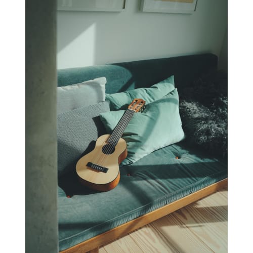 YAMAHA Guitalele Natural GL1 - Compact, Ukulele-like Body Size for Easy Portability. Includes Dedicated Soft Case.