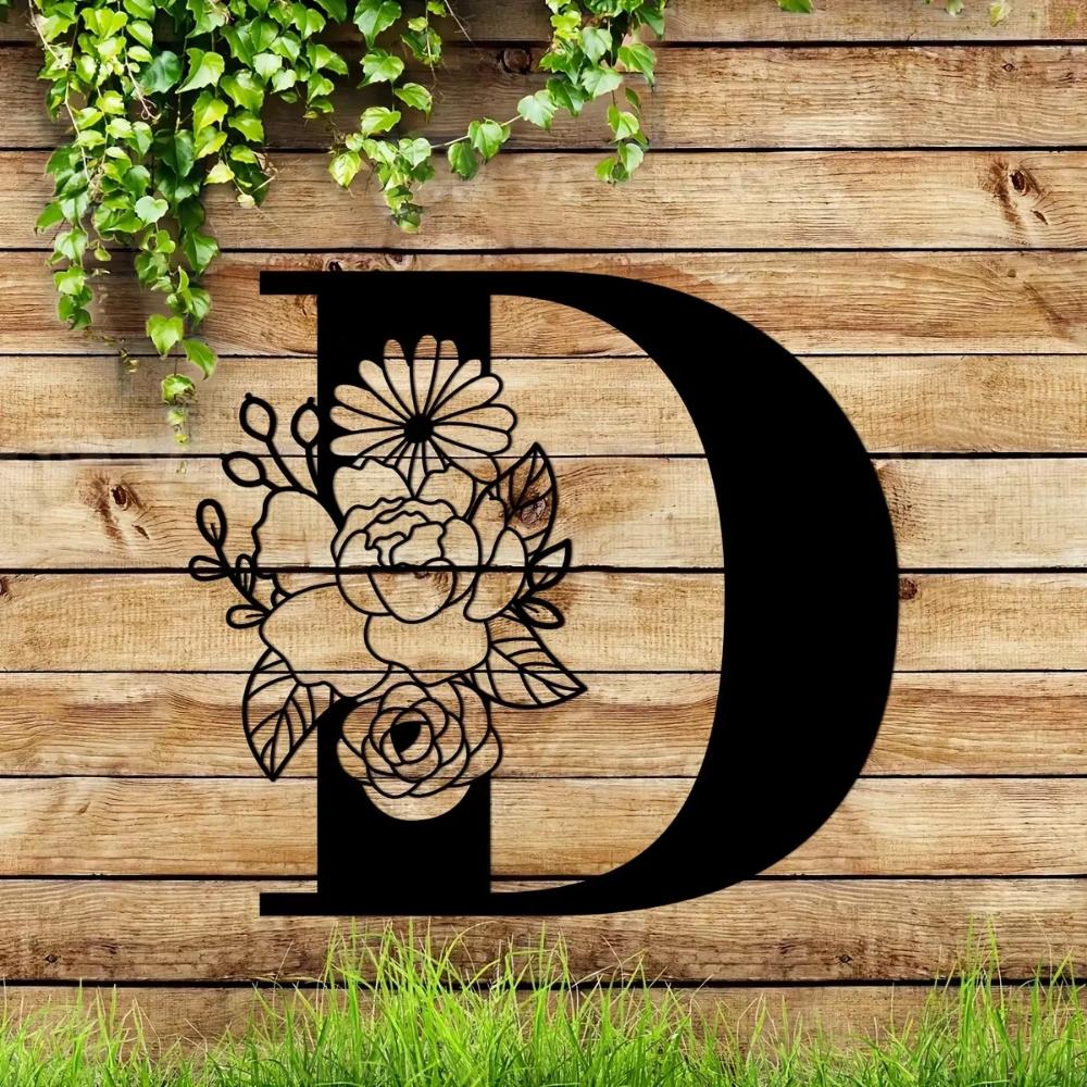 Потрясающая металлическая табличка с цветочными буквами-монограммами! Металлическое настенное искусство. Цветочный декор стен с заглавными буквами алфавита. Буквы для стен своими руками. Знак на заднем плане.