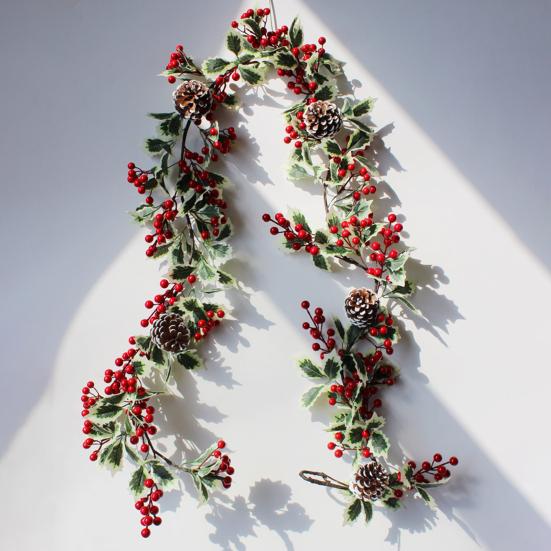 Рождественская искусственная гирлянда из ротанга с зелеными листьями и красными ягодами в помещении и на открытом воздухе, настенная подвеска, рождественские искусственные растения, украшение для праздничной вечеринки, реквизит для фотографий