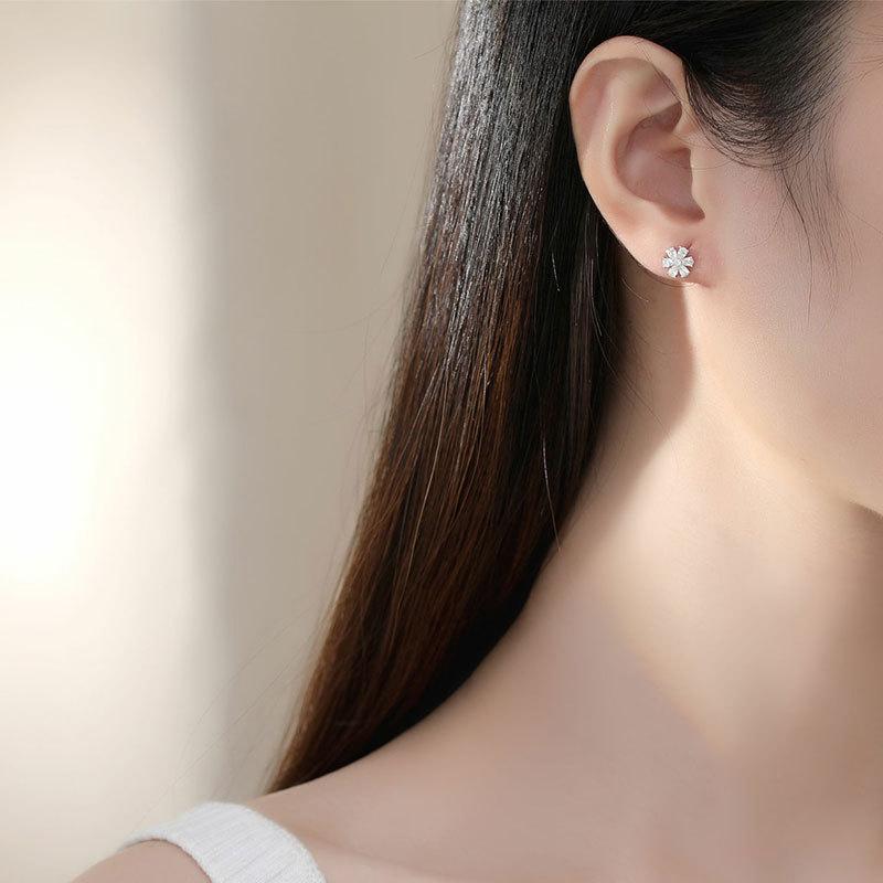 Серьги-цветы из циркония. Маленькие, свежие и элегантные серьги. Простой дизайн и элегантное ощущение.