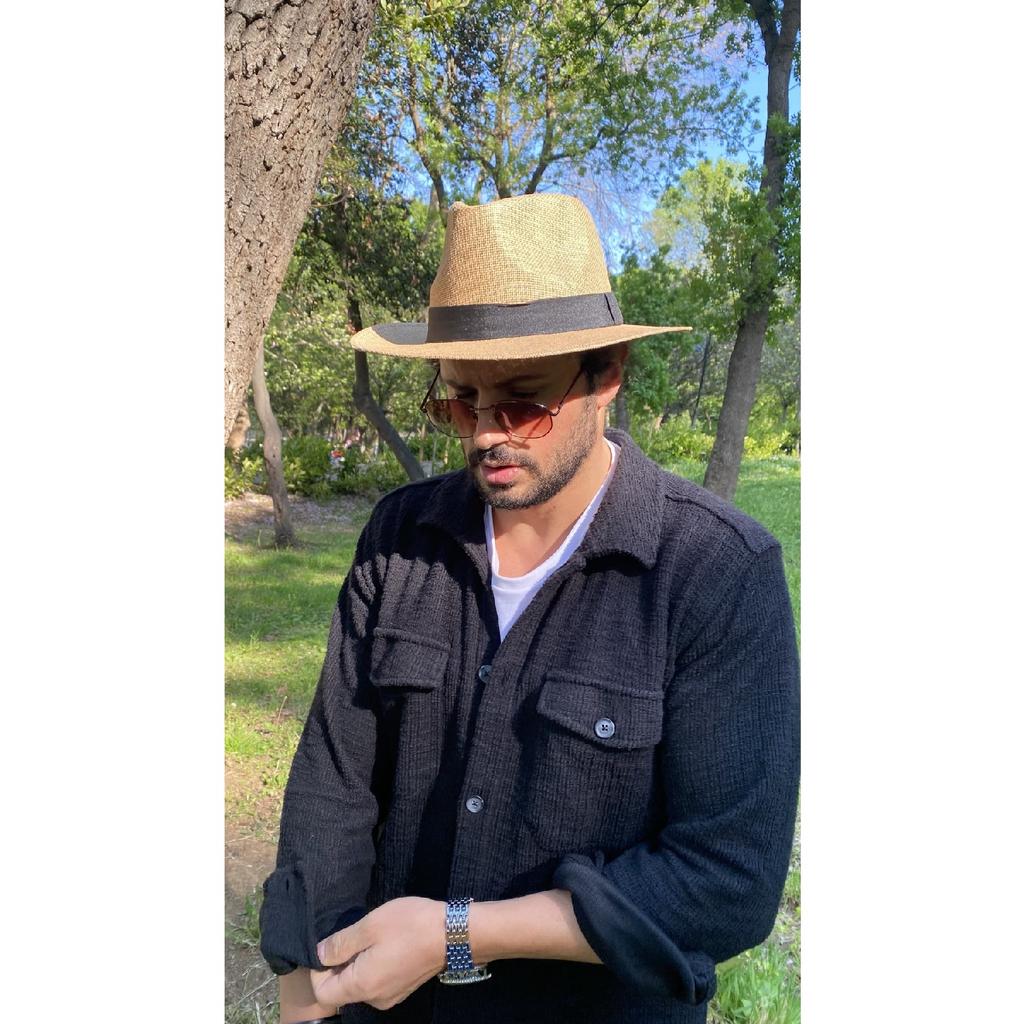 Ковбойская модель мужского пола в соломенной шляпе