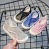 Летняя обувь для мальчиков и девочек. Детская спортивная легкая обувь на мягкой подошве на плоской подошве. Нескользящая однотонная повседневная обувь из сетчатой ​​ткани.