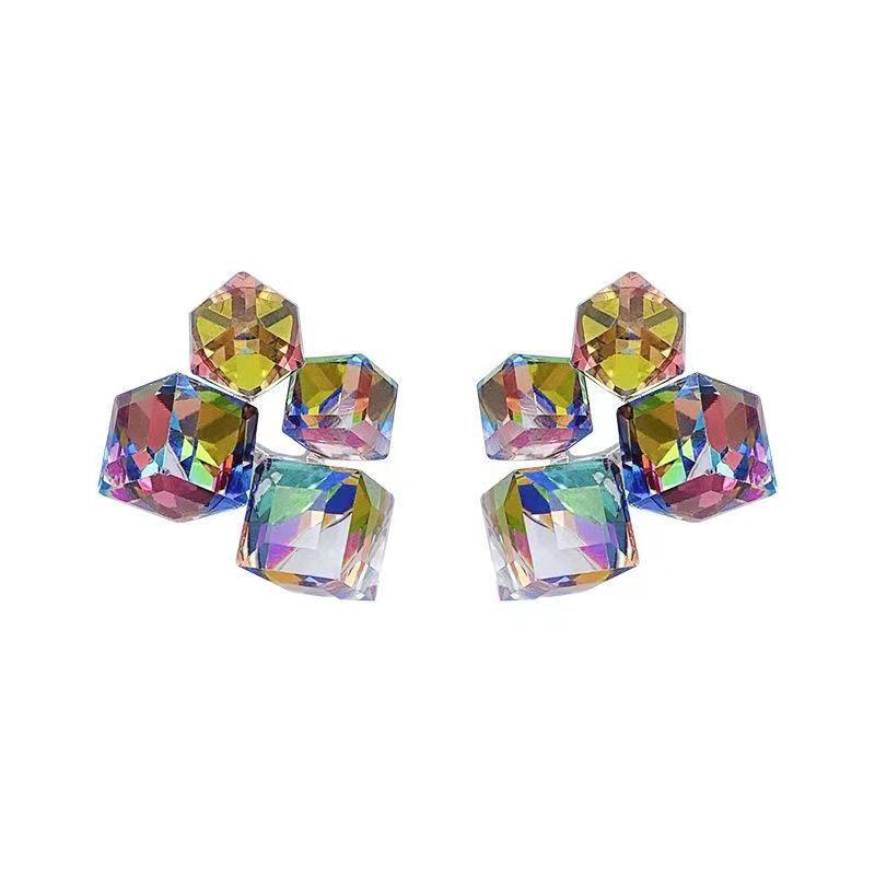 Геометрические квадратные трехмерные серьги-гвоздики с кристаллами мечты. Продвинутый постепенный переход цвета. Сахарный кубик. Универсальные серьги.