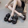 Шлепанцы с пряжкой женские лето 2025 новые модные универсальные маленькие толстая подошва надпись пляжные крутые шлепанцы прилив
