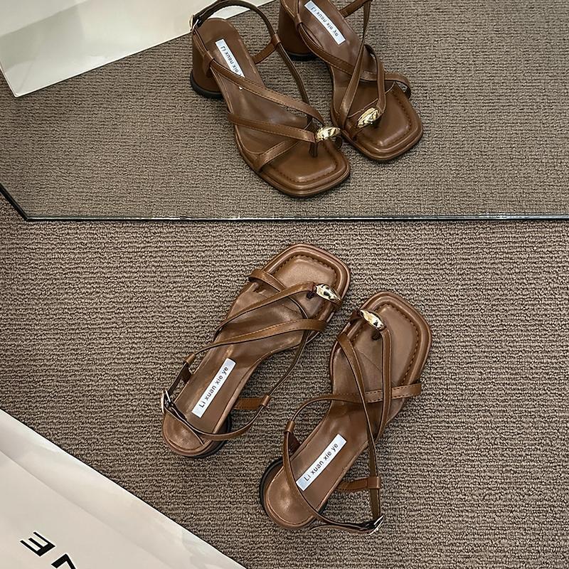 Женские босоножки на высоком каблуке 2025 новая модель на толстом каблуке с закрытым носком римские туфли французский темперамент нишевые щиплющие ногу ремешки