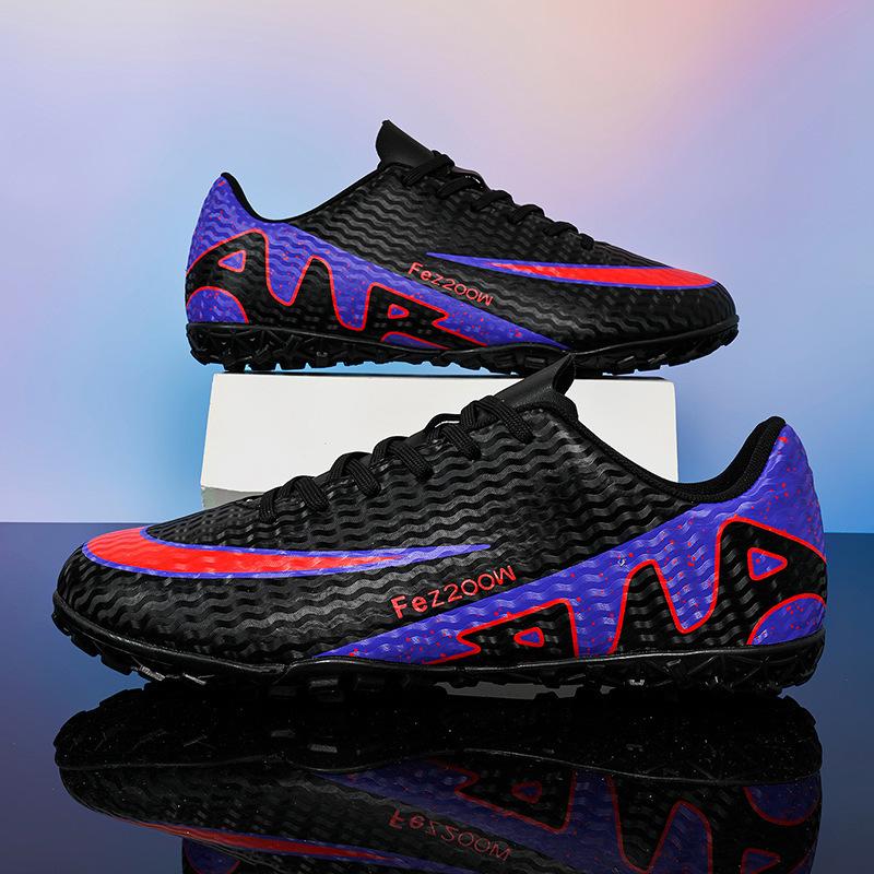 Внешняя торговля 2025 новая низкая обувь для футбола для мальчиков и девочек студентов для тренировок сломанные шипы TF обувь для мини-футбола парные модели