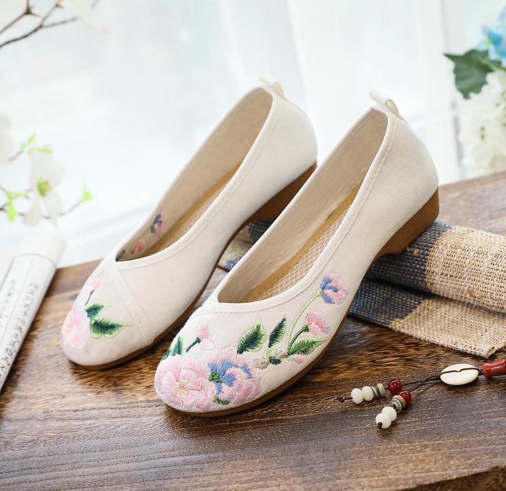 Женские туфли в этническом стиле из вышитой ткани с подошвой из коровьей кожи, низким каблуком и неглубоким носом — идеальный вариант для весны и осени.