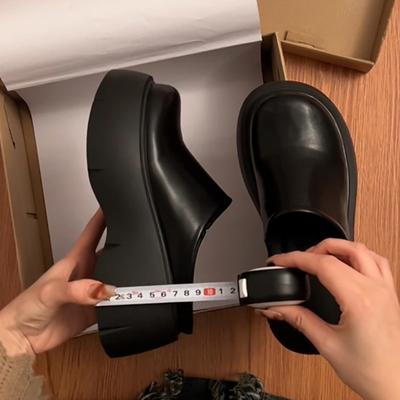 Толстая подошва повседневные интернет знаменитости черные нескользящие усиленные тапочки на толстой подошве женская летняя одежда 2025 новые пляжные тапочки с пальцами