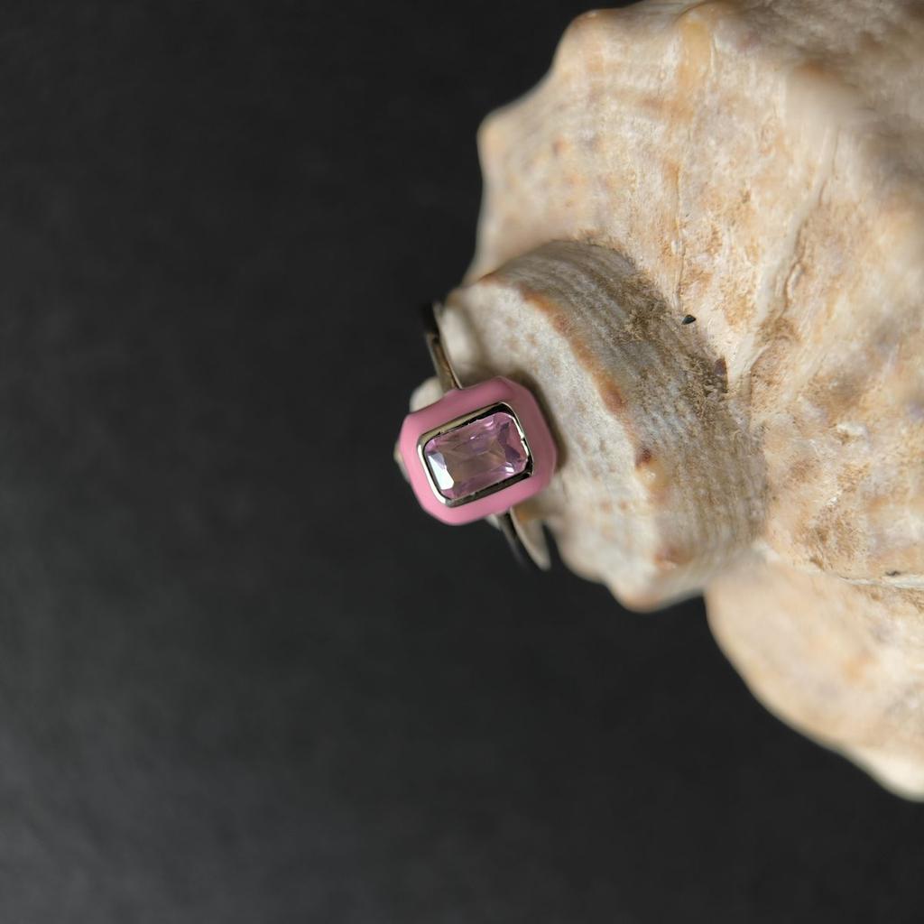 Серебряное кольцо с фианитами, емаллю, вес изделия 1,76 гр (60002238)