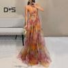 Женское вечернее платье из сетки с красочным принтом и низким вырезом, без рукавов, с открытой спиной, на тонких бретельках, плиссированное, трапециевидной формы, длиной до пола, с узкой талией