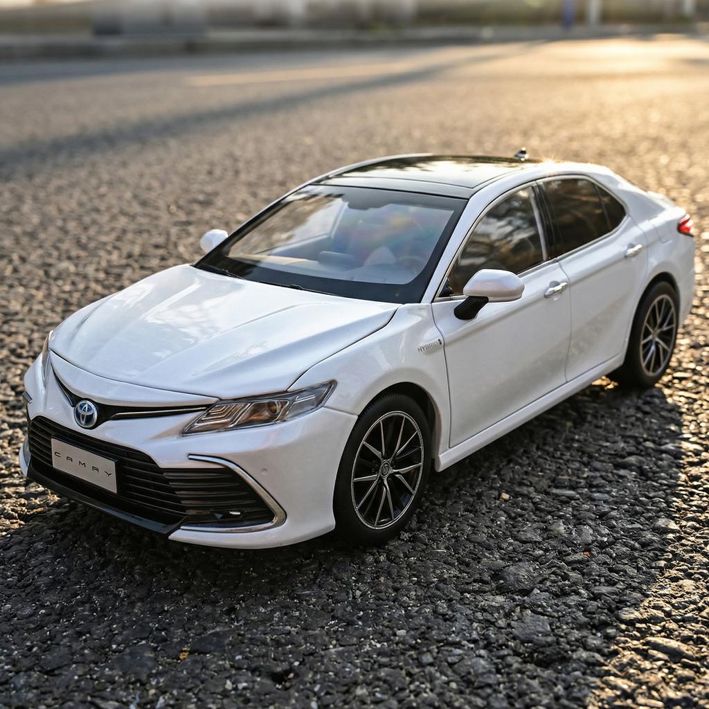 1:18 Toyota Camry 2023 Металлическая литая модель автомобиля из сплава Миниатюрная игрушка для мальчика, Высокая симуляция, Праздничный подарок и Модный домашний орнамент