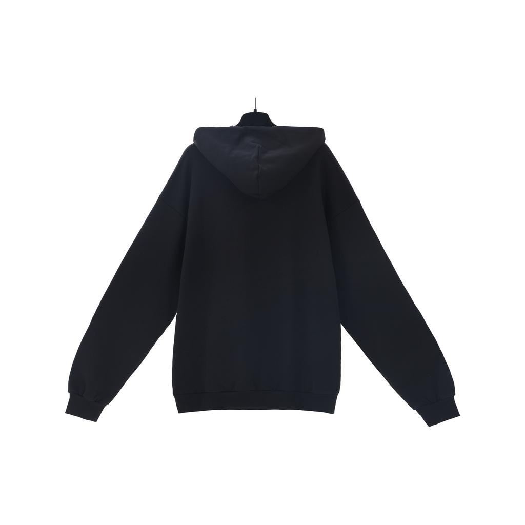 European and American trendy brands are fashionable and simple, with letters printed on the chest. Men and women have the same high street versatile