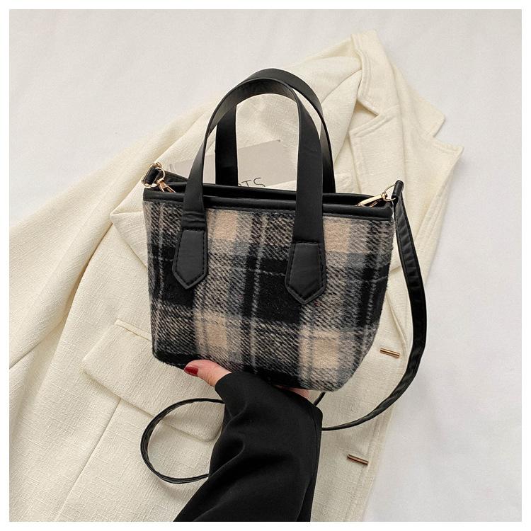 Клетчатая шерстяная трендовая сумка-тоут большой вместимости 2025 новая повседневная осенне-зимняя простая модная портативная сумка