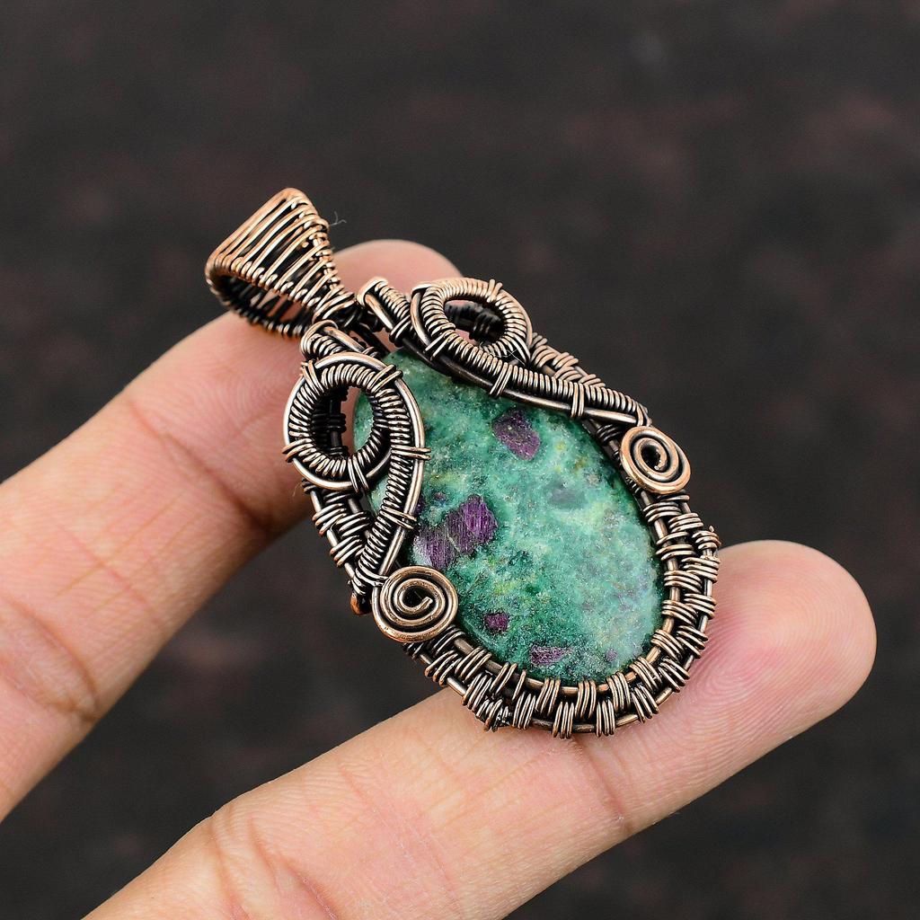 Рубиновый фукситовый кулон, медная проволока, кулон, дизайнерские украшения, кулон с драгоценным камнем, медные ювелирные изделия ручной работы, подарок для свадьбы, этнический кулон