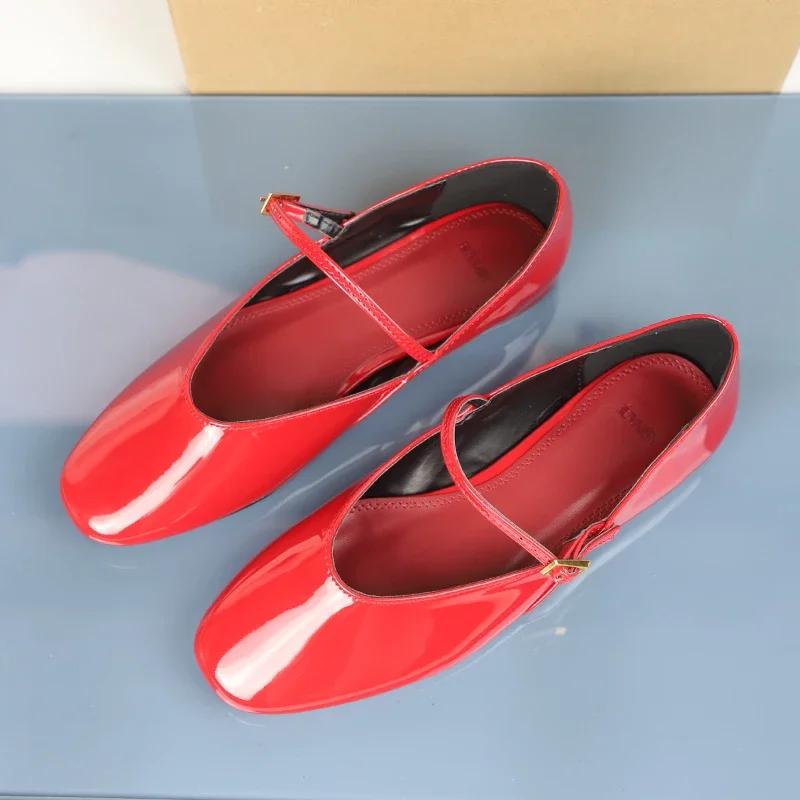 Модные лаковые туфли Мэри Джейн для женщин Шикарный ремешок с пряжкой Неглубокий вырез 2025 Весна Уличный комфорт Мягкая подошва Женские балетки