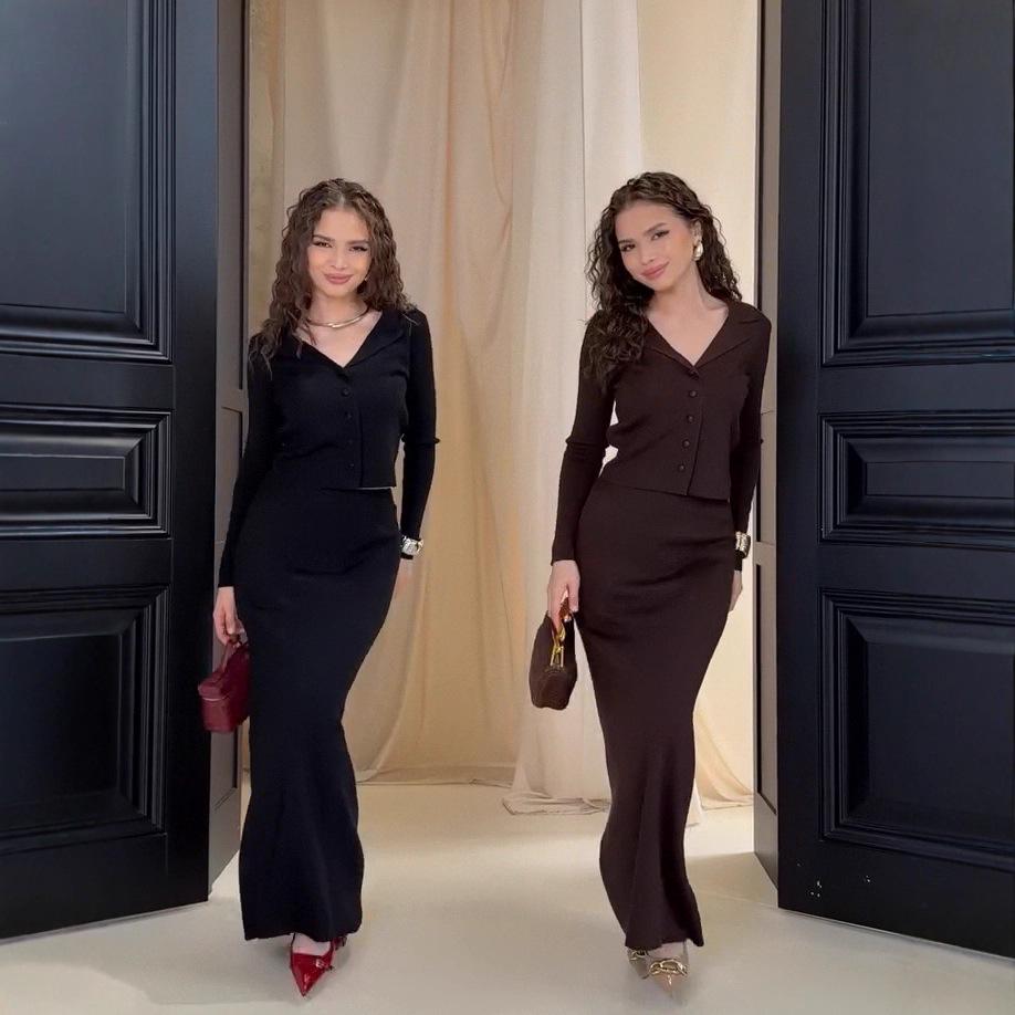 Комплект свитера с V-образным вырезом и длинными рукавами и вязаной юбки облегающего кроя на осень 2025 года для женщин