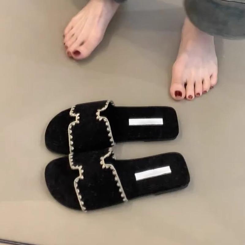 Мягкие шлепанцы на плоской подошве женские летние верхняя одежда 2025 новые модели с юбками Французские красивые пляжные сандалии с открытым носком Римские прохладные шлепанцы