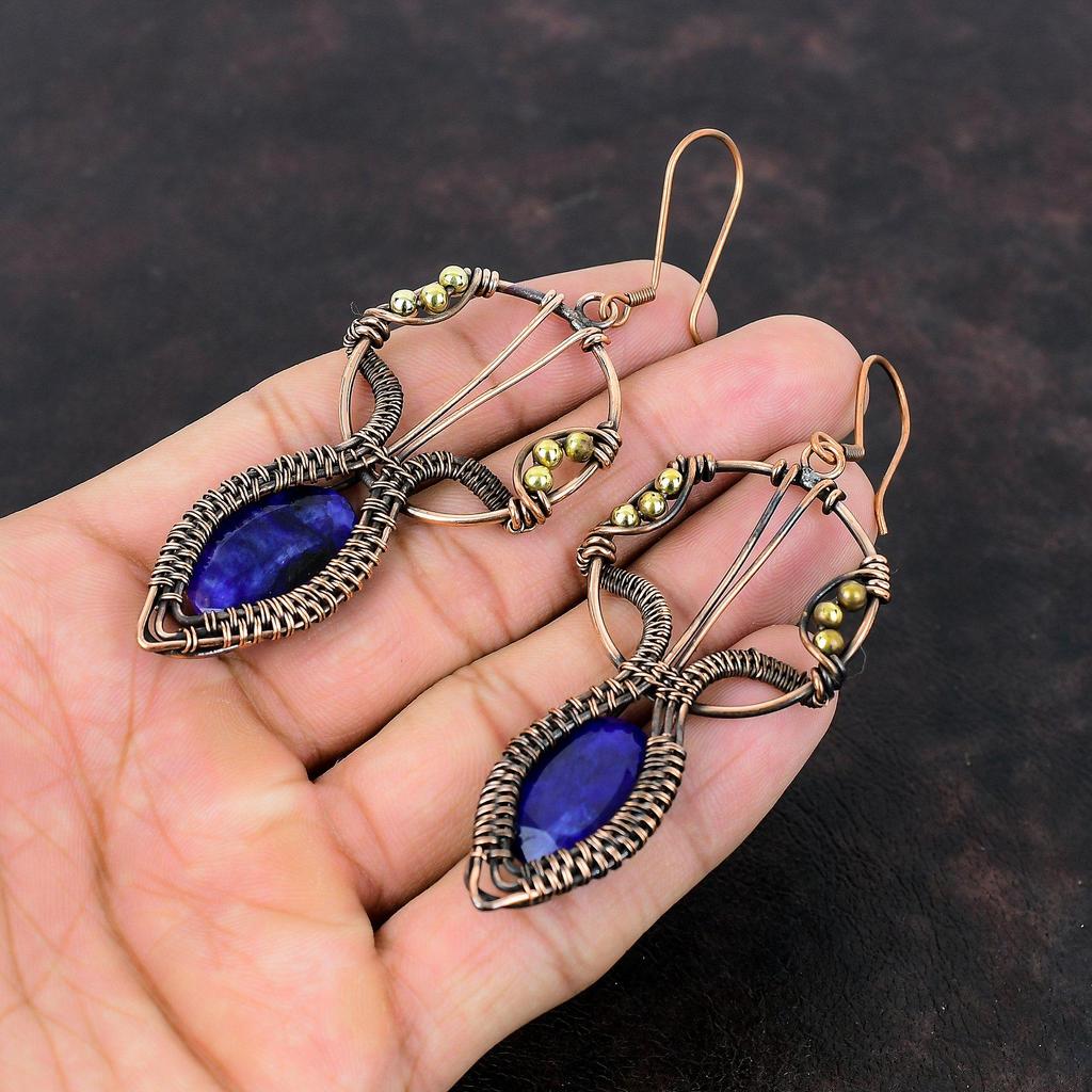 Серьги с граненым синим сапфиром, медная проволочная обертка, изящные серьги ручной работы, ювелирные изделия из меди с драгоценными камнями, дизайнерские серьги, подарок на годовщину
