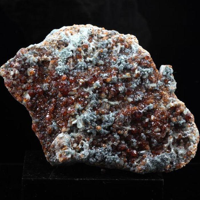 Pierres et Minéraux. Grenat Hessonite. 901.0 ct. Vallée d'Ala, Piémont, Italie.