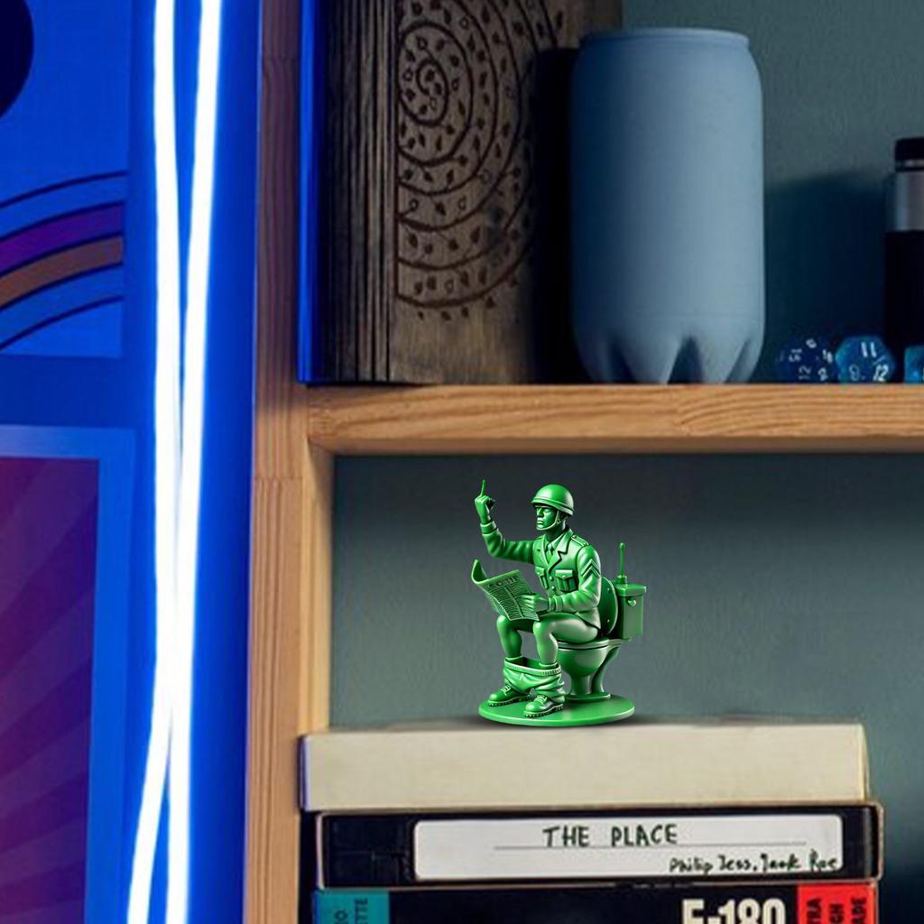 Забавный зеленый человек Забавный зеленый солдат на унитазе