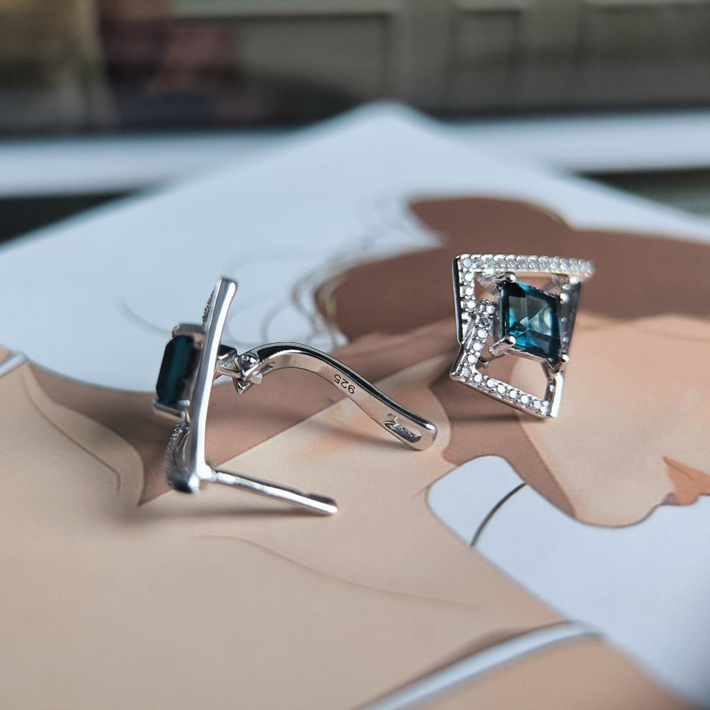 Серебряные серьги с топазом Лондон Блю 2.369ct, фианитами (2204886)