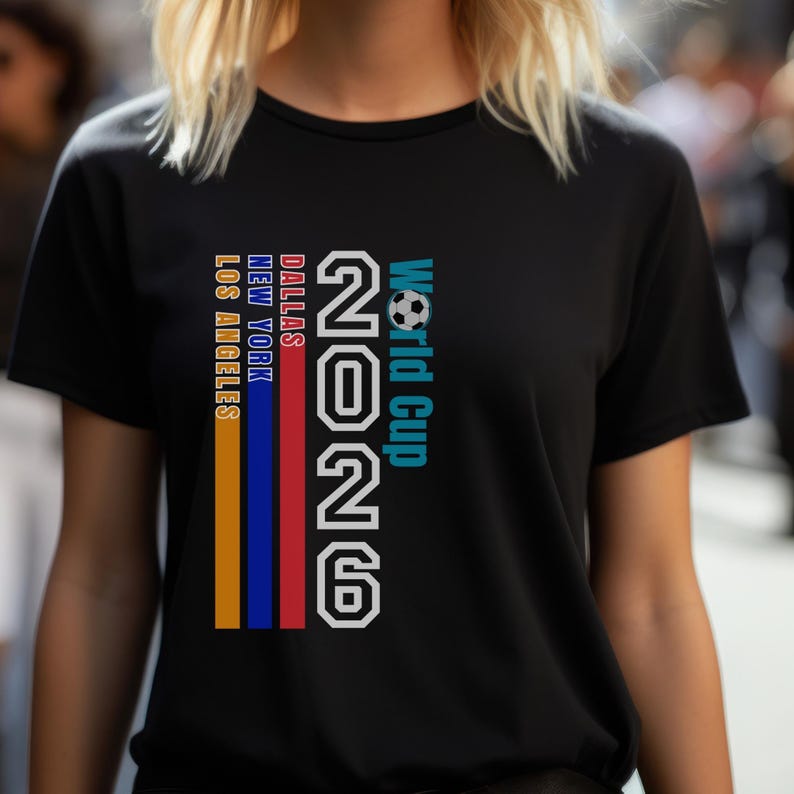 Футболка Чемпионат мира 2026 Вертикальный дизайн с футболом Города США Футболка для фаната футбола
