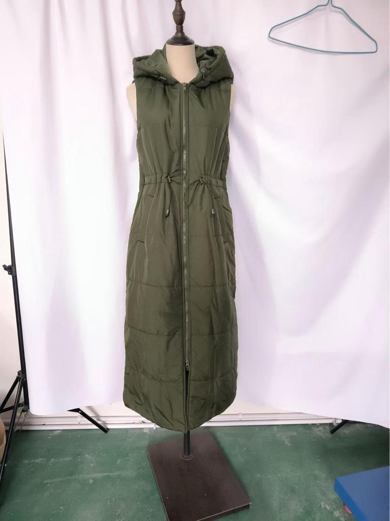 Однотонная хлопковая куртка с капюшоном и жилетом на талии — повседневная однобортная модель без рукавов.